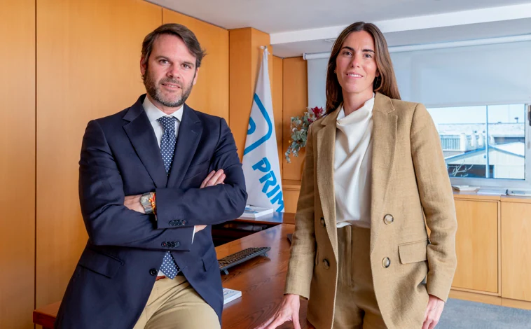 Imagen principal - Jorge Prim, vicepresidente, y Lucía Comenge, presidenta. En color sepia, imagen de la patente a nombre de Pedro Prim basada en un «aparato para suplir las extremidades humanas», acompañada por la instantánea de una de las salas de trabajo de la actual sede central de Prim en Madrid