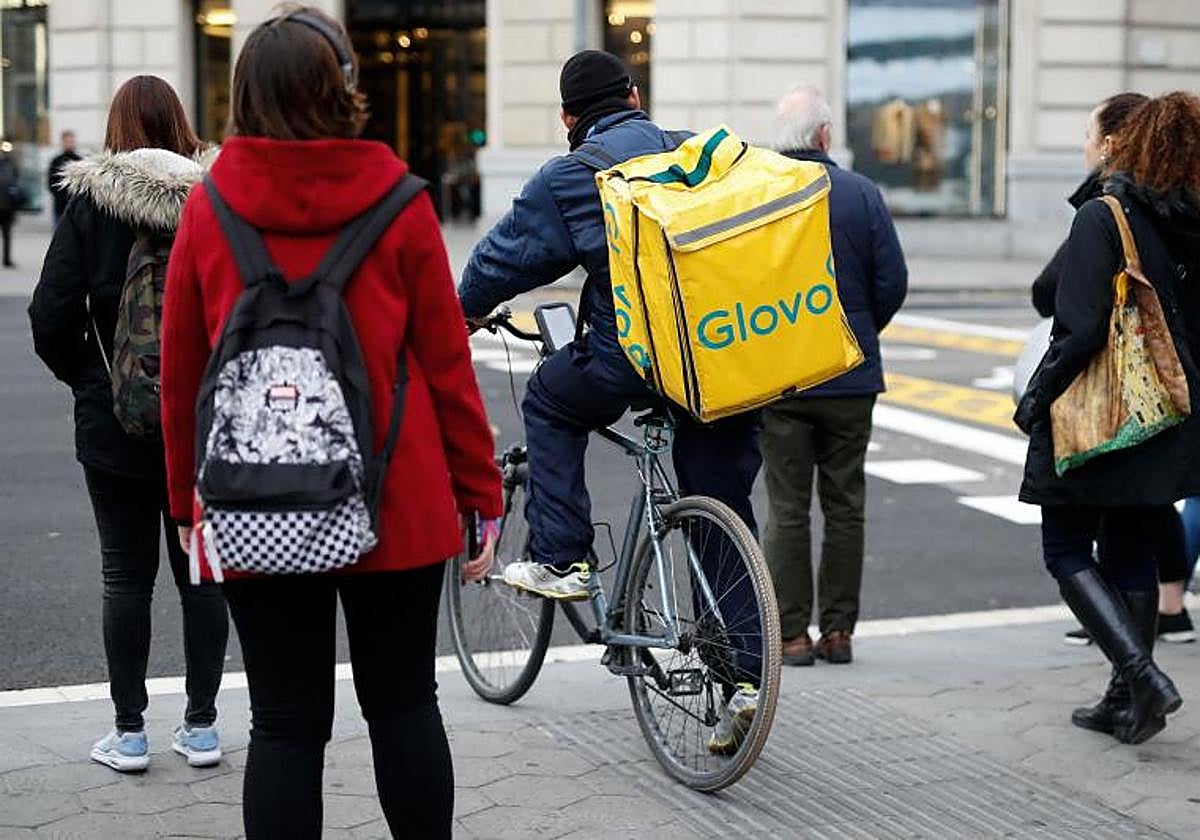 Imagen de archivo de un repartidor de Glovo en Barcelona