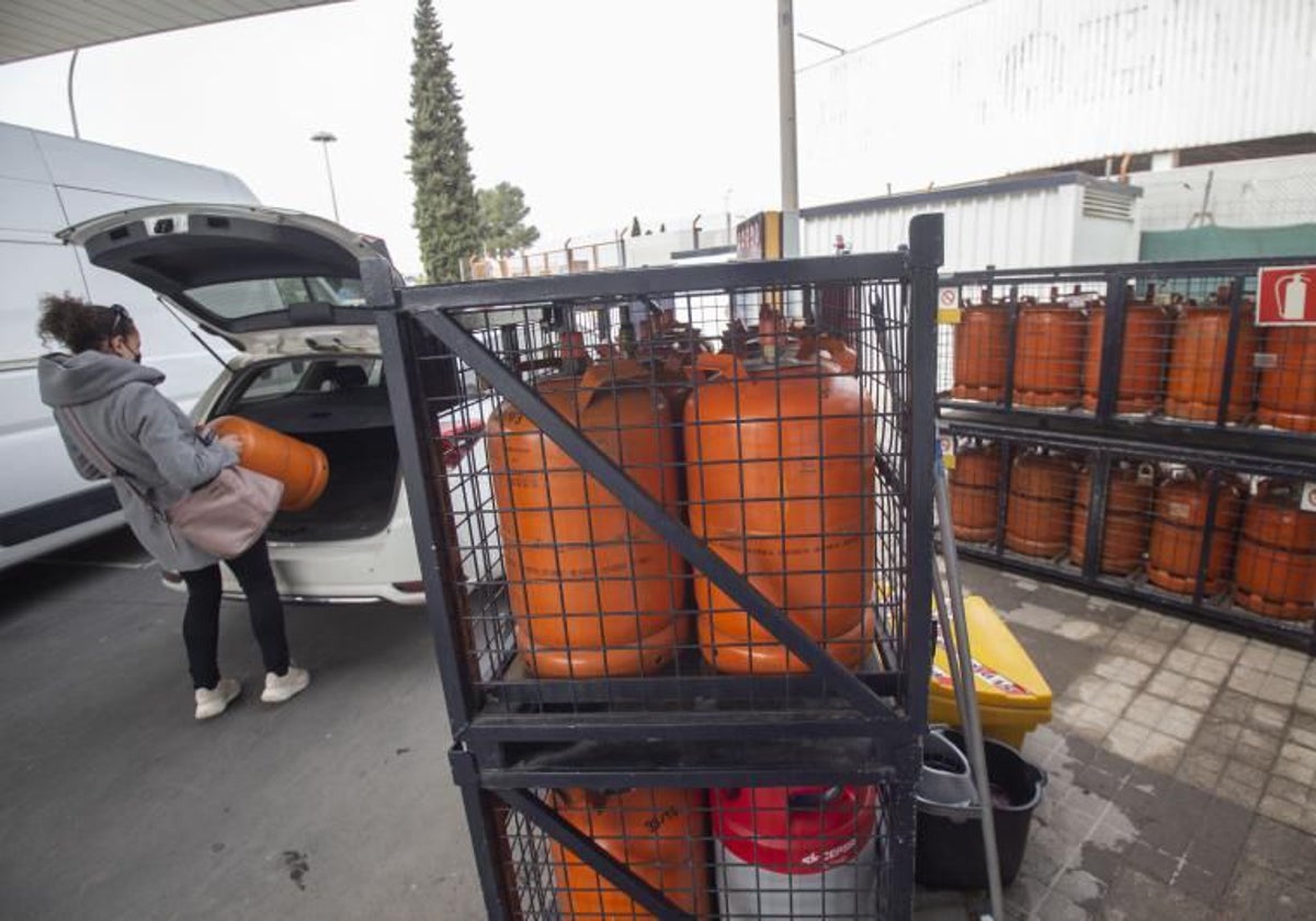 Los usuarios que quieran adquirir una bombona deberán hacerlo en las estaciones de servicio