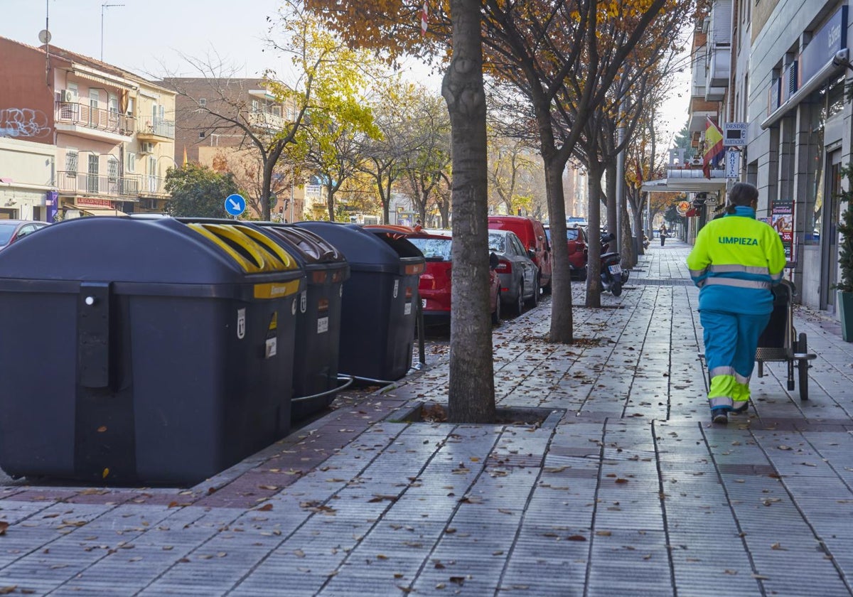 Una operaria municipal del servicio de limpieza en el barrio madrileño de San Blas