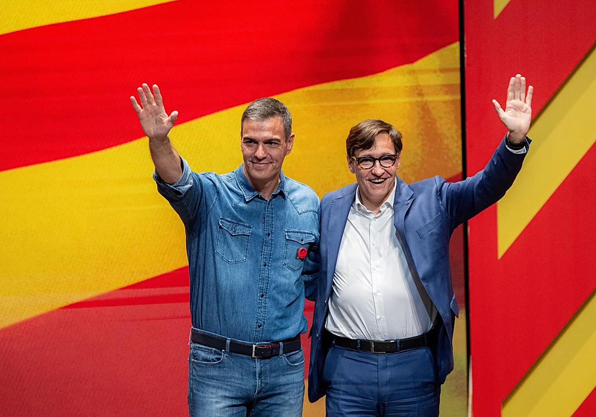 El presidente del Gobierno, Pedro Sánchez, y el presidente de la Generalitat, Salvador Illa, en un acto político