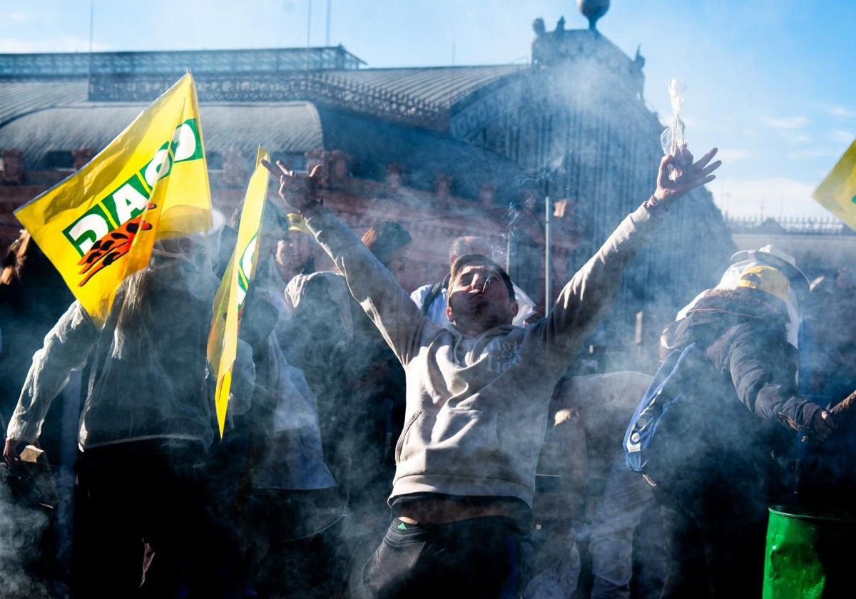 Según los organizadores la protesta ha reunido a más de 5.000 personas