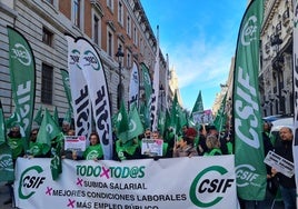 Miles de empleados públicos convocados por CSIF protestan por un aumento de salario