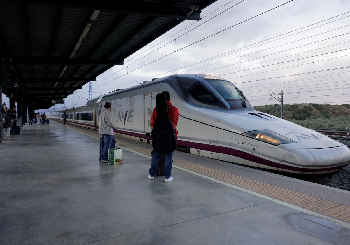 Pasajeros esperan para abordar un tren de alta velocidad AVE (Talgo 350) a Madrid en la estación de tren Antequera-Santa Ana