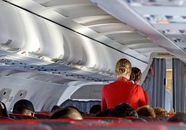 Cuánto dinero cobra una azafata de vuelo en España: sueldos en Iberia, Ryanair, Vueling, Air Europa, easyJet y resto de compañías