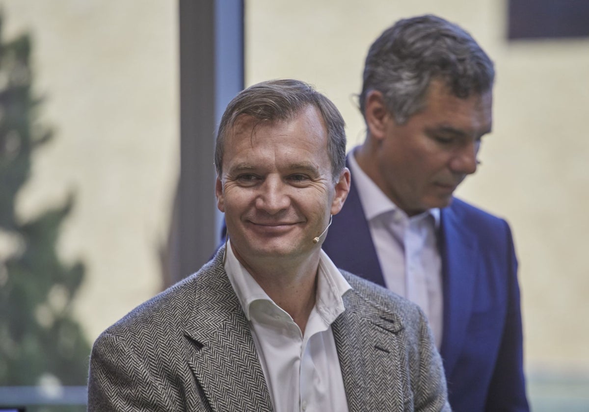 En primer plano, el CEO de Masorange, Meinrad Spenger