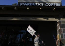 Los trabajadores de Starbucks en las principales ciudades de EE.UU. van a la huelga