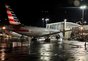 American Airlines, la aerolínea más grande del mundo, cancela todos sus vuelos en EE.UU. en plena Nochebuena