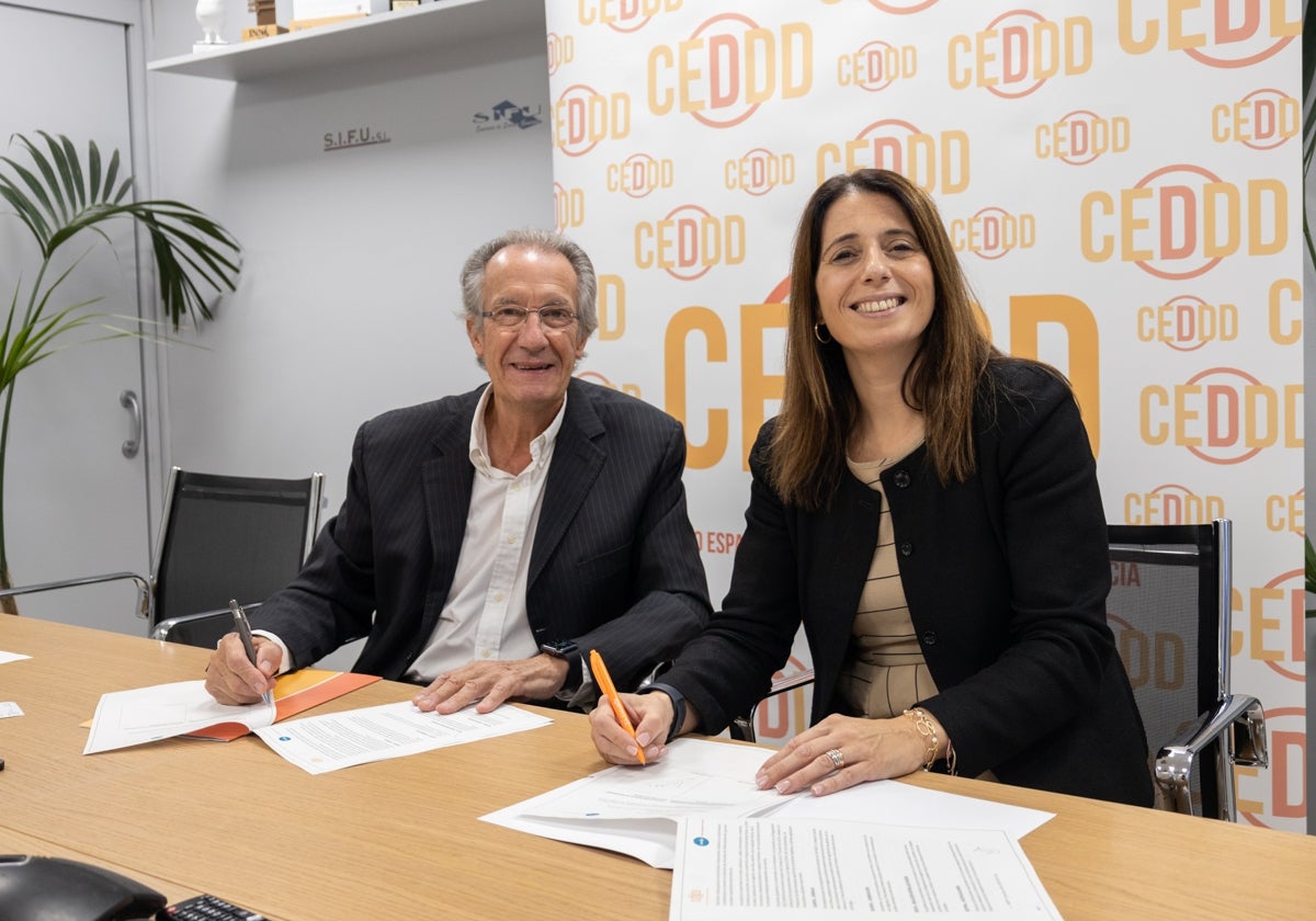 El presidente de CEDDD, Albert Campabadal, y la presidenta de anefp, Lidia Martín, en la firma del acuerdo para promover buenas prácticas de autocuidado en los ámbitos de la discapacidad, la dependencia y los mayores