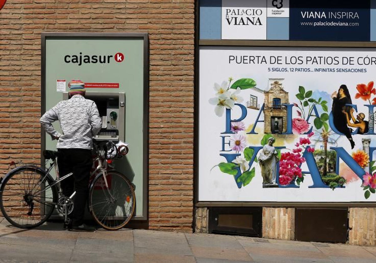 Un cliente saca dinero de un cajero en Córdoba