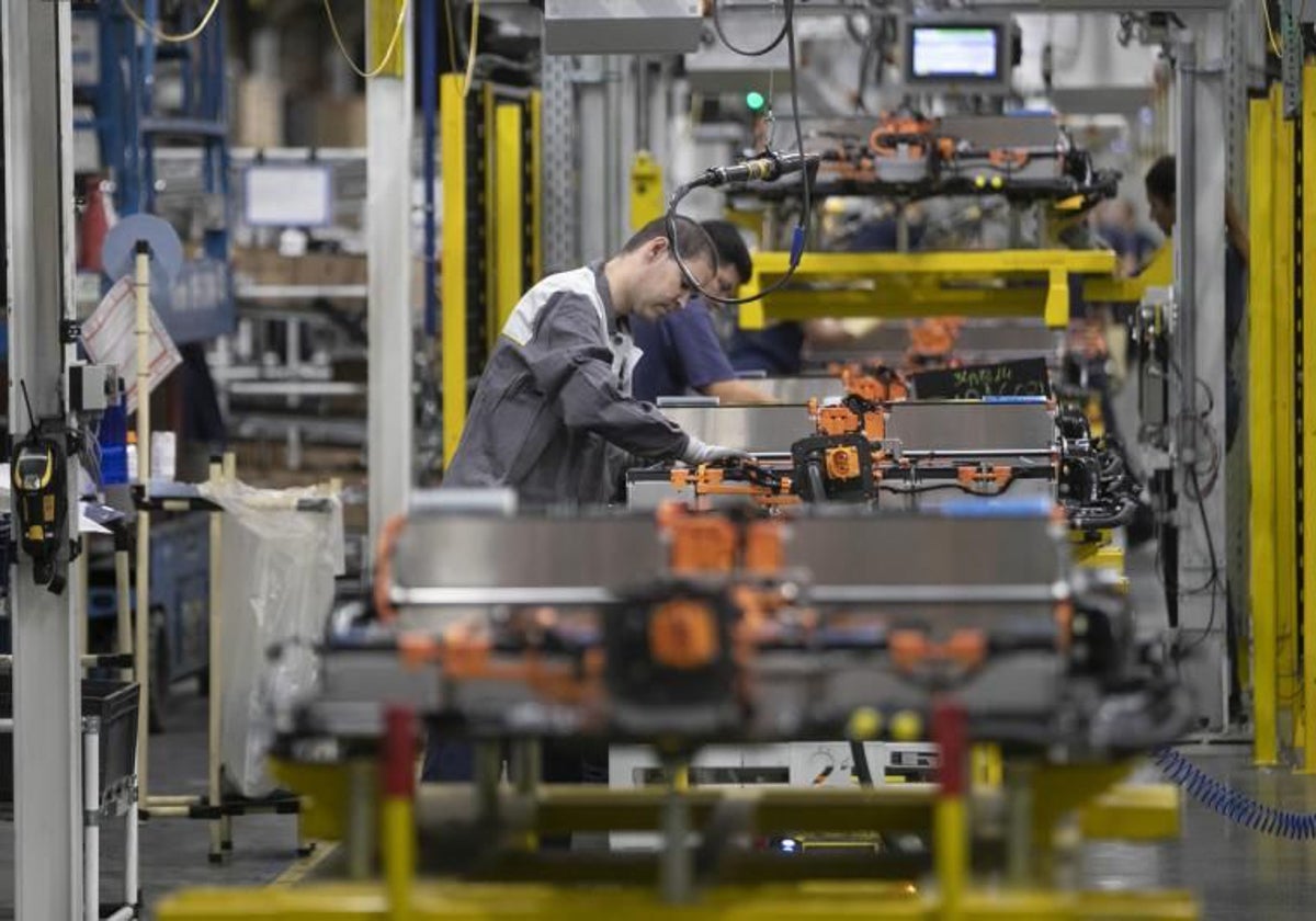 Operarios trabajan en la fábrica de baterías de Opel en Figueruelas