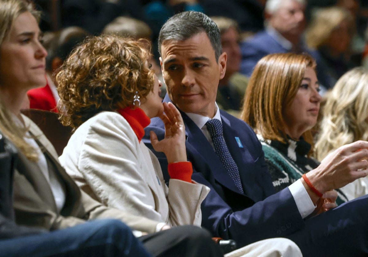 Pedro Sánchez, presidente del Gobierno, hablando con su vicepresidenta María Jesús Montero