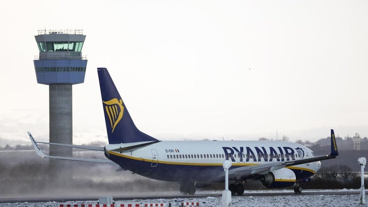 Ryanair reclama más de 15.000 euros a un pasajero problemático que obligó a desviar a Oporto un vuelo de Dublín a Lanzarote