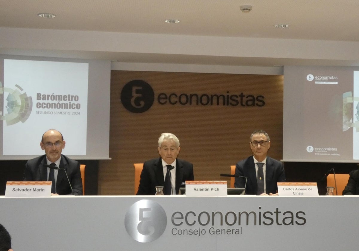 Los ponentes, durante el acto de presentación del Barómetro