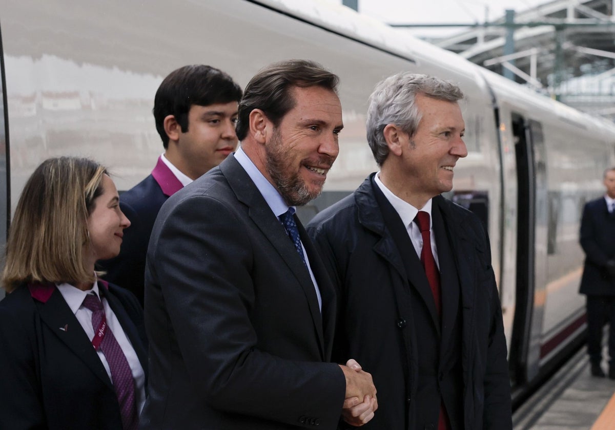 El ministro de Transportes, Óscar Puente (c), con el presidente de la Xunta de Galicia, Alfonso Rueda, a su llegada a Santiago de Compostela a bordo del tren de alta velocidad de la serie 106 de Renfe en un trayecto que forma parte de los viajes de simulación comercial ante la puesta en servicio de los Avril el 21 de mayo del año pasado