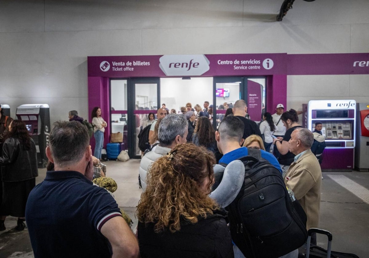 Colas para despachar billetes de Renfe