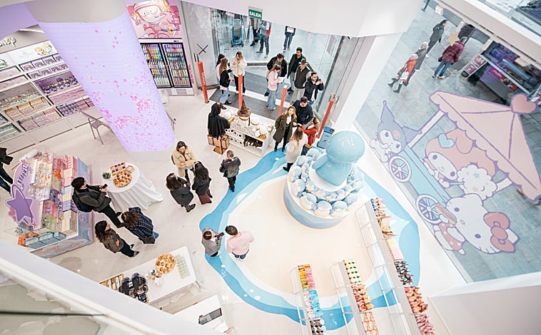 Imagen principal - La tienda de Miniso en Gran Vía (Madrid), recientemente inaugurada, cuenta con más de 6.000 referencias