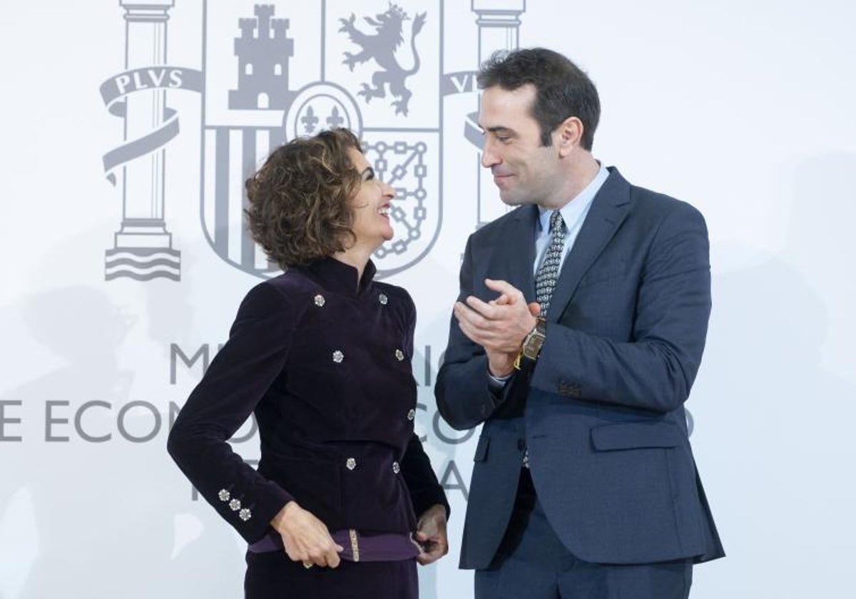 El ministro de Economía, Carlos Cuerpo, junto a la vicepresidenta María Jesús Montero