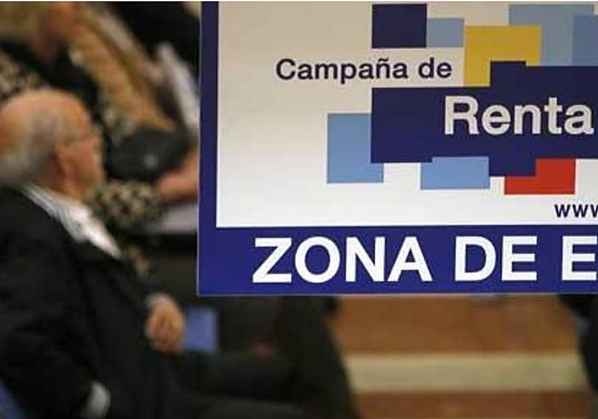 Un contribuyente espera a ser atendido en una oficina de la Agencia Tributaria