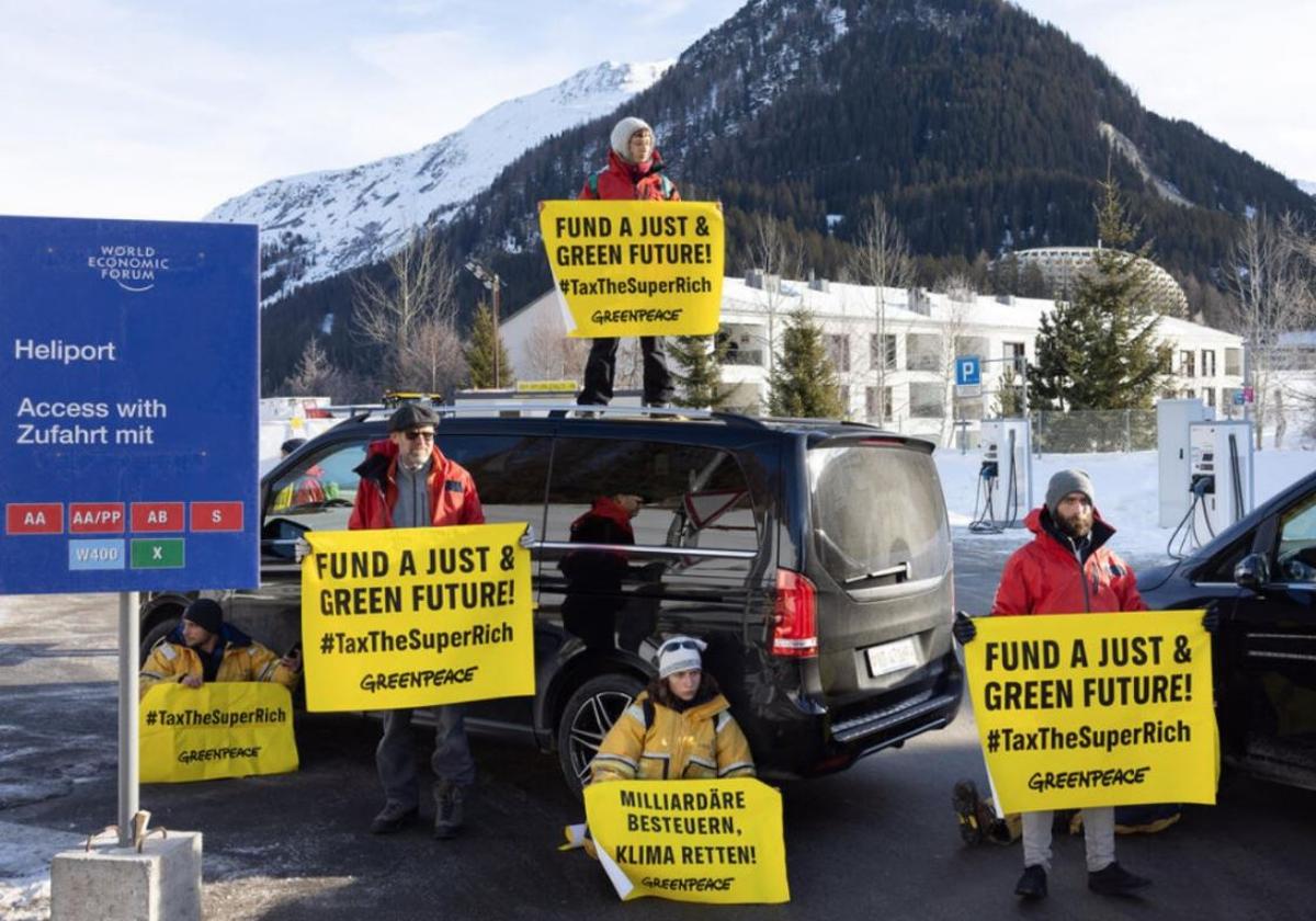Activistas de Greenpeace bloquean el helipuerto de Davos
