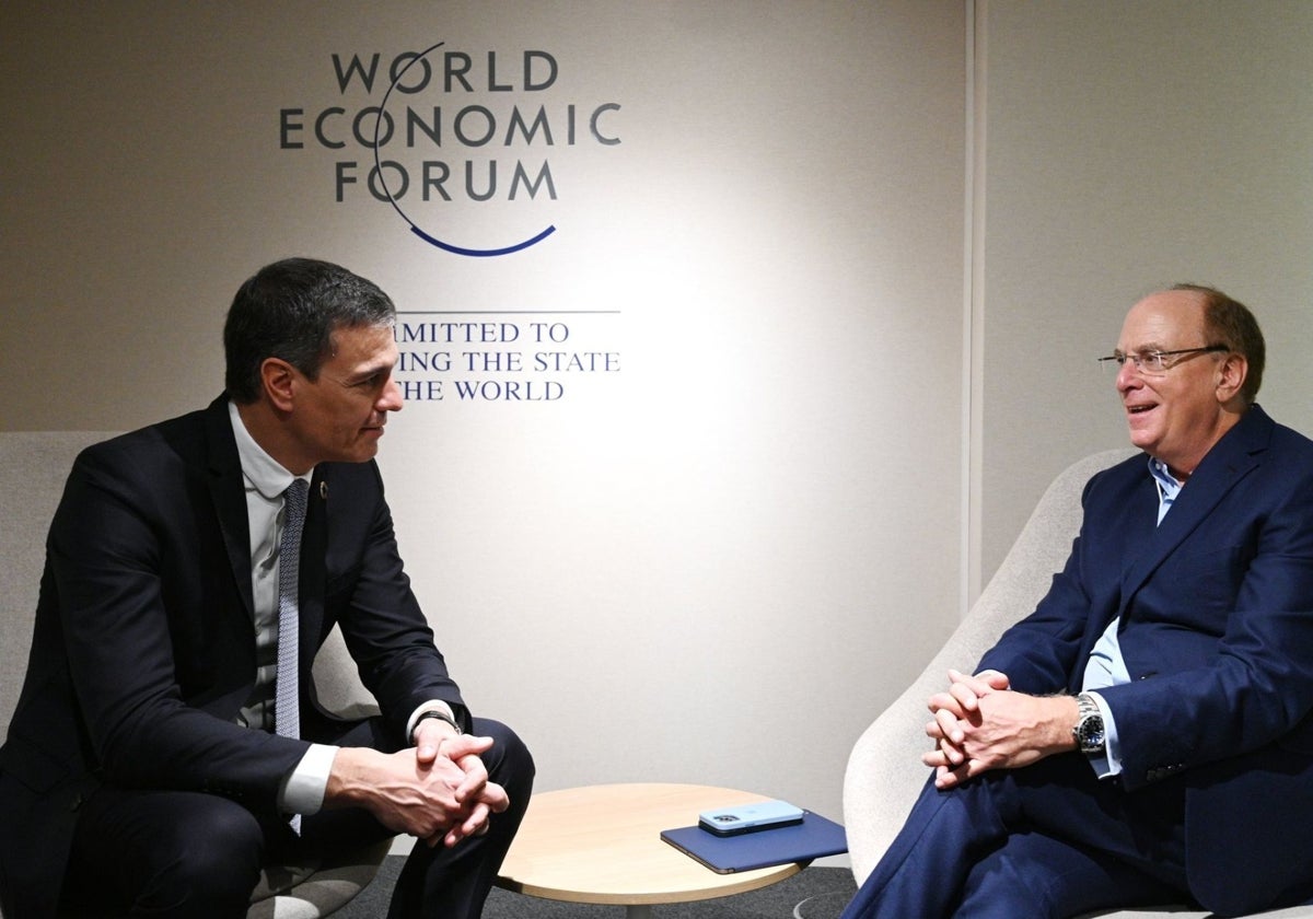 Larry Fink, CEO de BlackRock (derecha), con Pedro Sánchez, en Davos, el año pasado