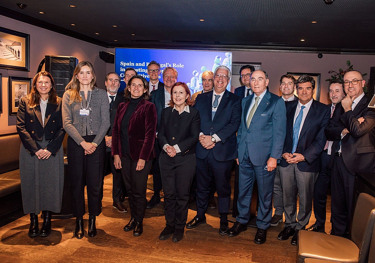 Foto de familia de los participantes en la presentación del informe en Davos