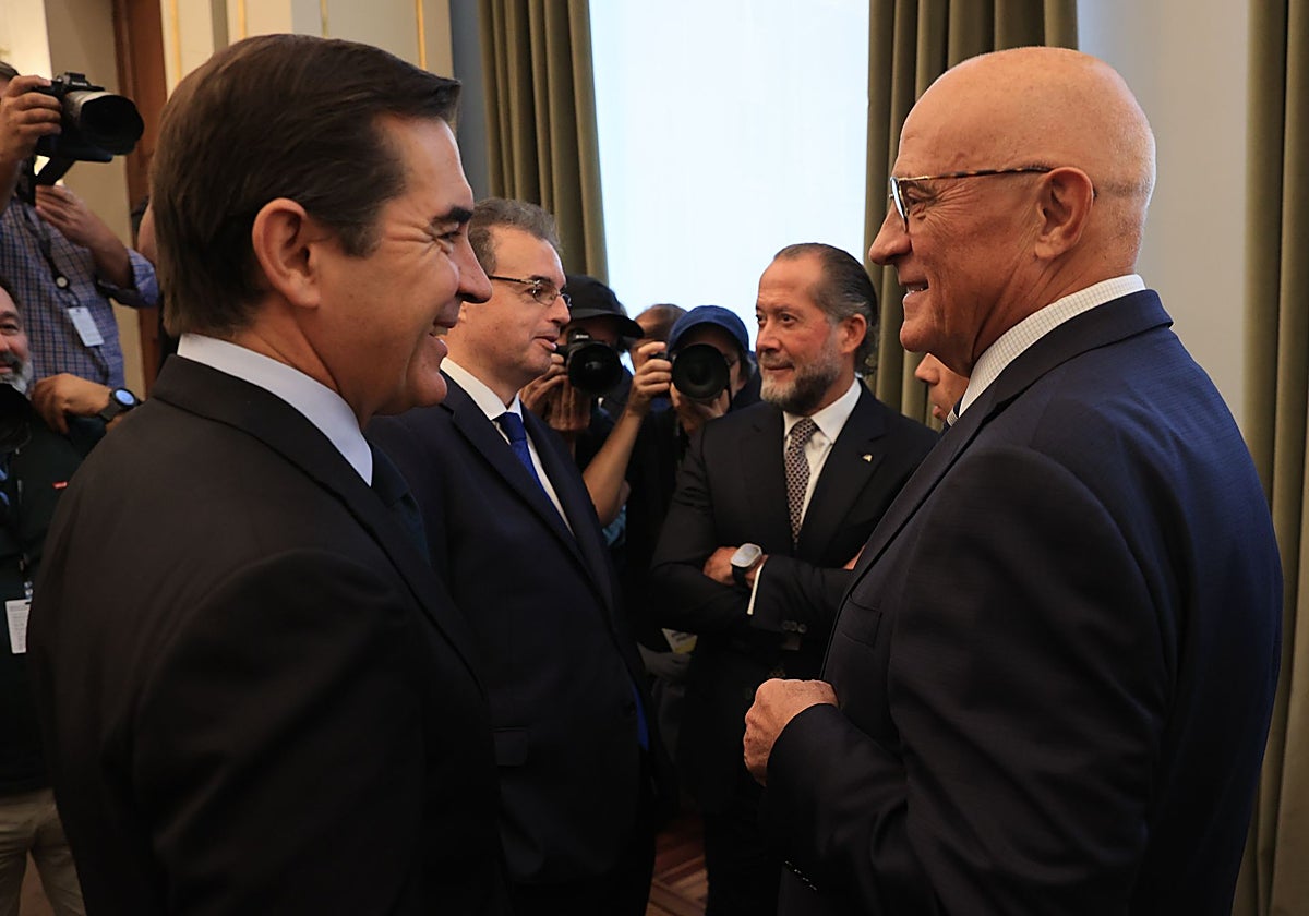 Carlos Torres (izq.), presidente de BBVA, y Josep Oliu, presidente del Sabadell