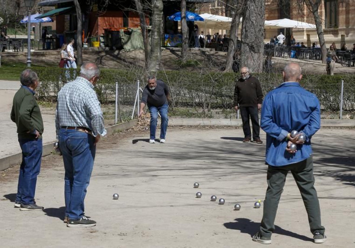 Un grupo de jubilados juega a la petanca en el parque del Retiro (Madrid)