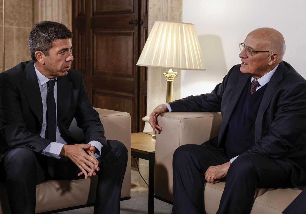 Carlos Mazón (izq.), presidente de la Generalitat valenciana, y Josep Oliu, presidente del Sabadell