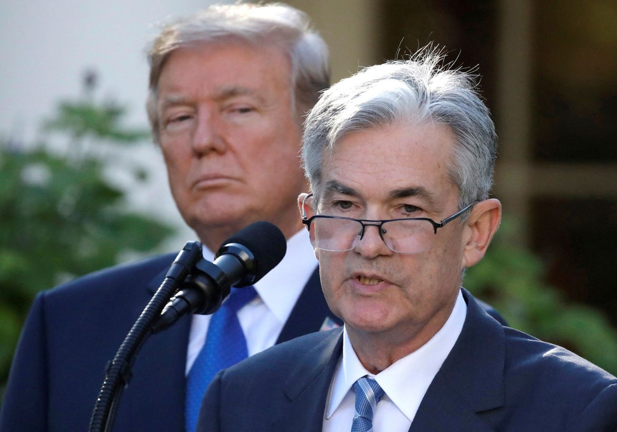 Jerome Powell, presidente de la Fed; detrás, el presidente de EE.UU., Donald Trump