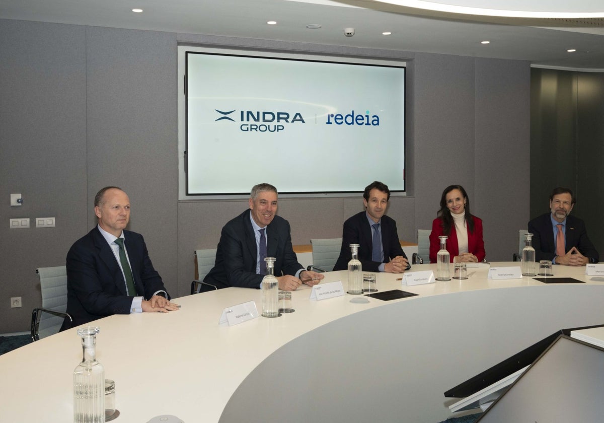 Firma del acuerdo de venta de Hispasat entre Redeia e Indra