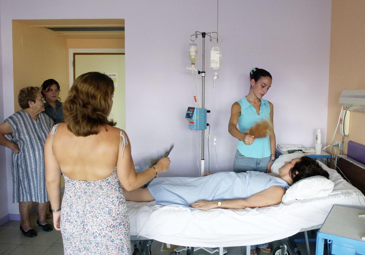 Una familia en el hospital en una imagen de archivo.