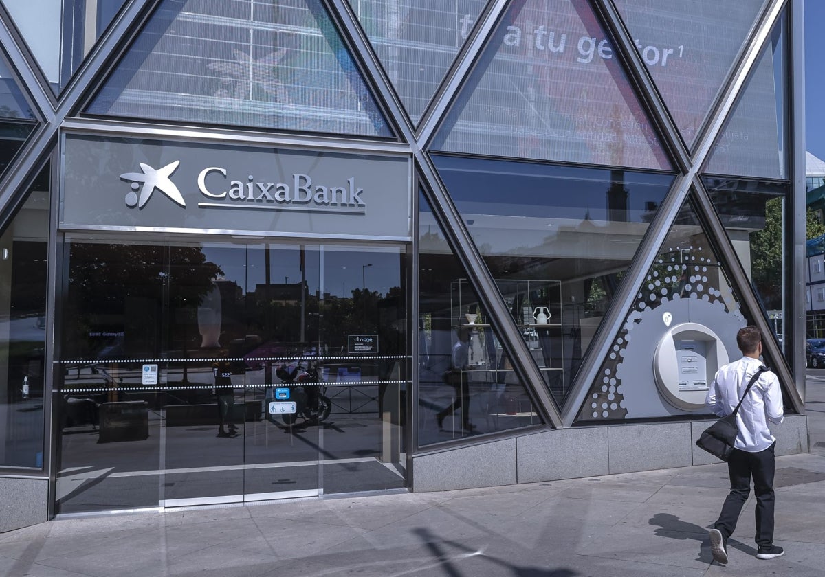 Una oficina de Caixabank en Madrid