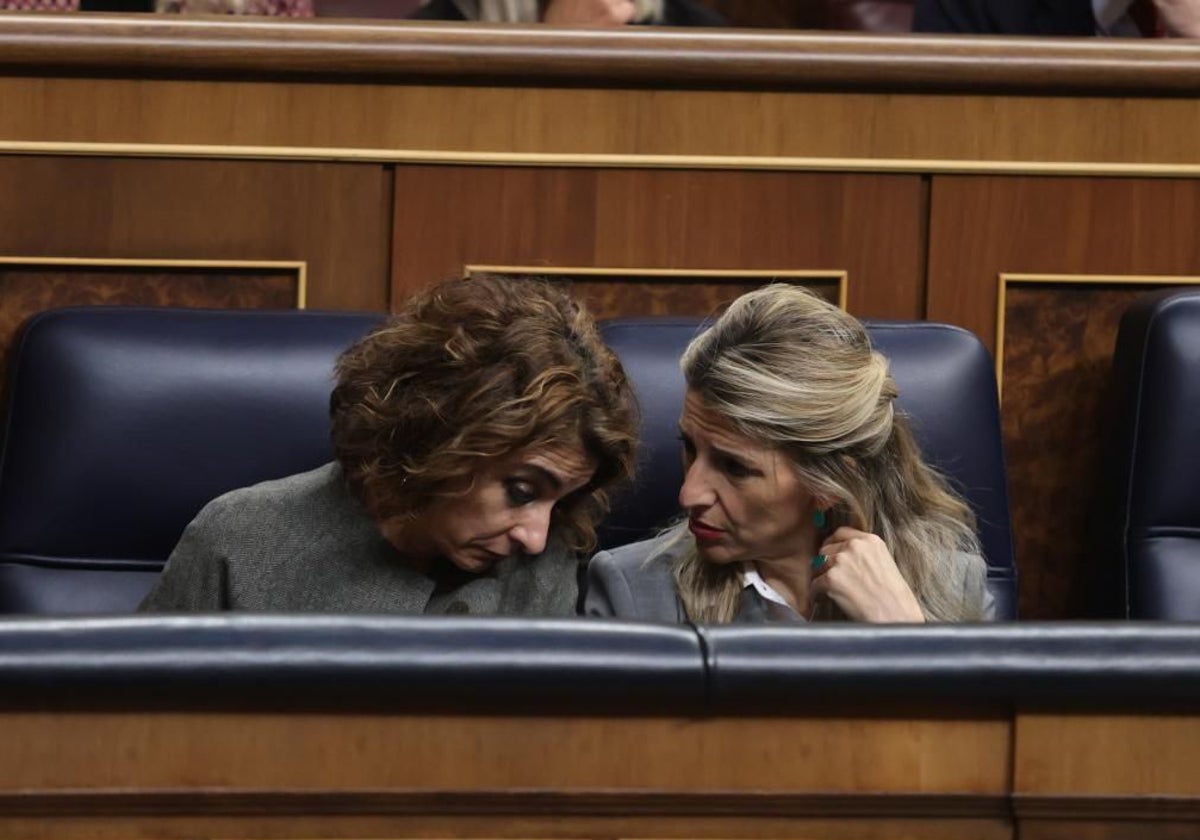 Las vicepresidentas María Jesús Montero y Yolanda Díaz en una sesión parlamentaria