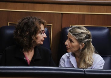 La ministra de Hacienda, María Jesús Montero, junto a la ministra de Trabajo, Yolanda Díaz