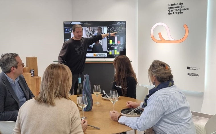 Imagen principal - La 'mesa sensorial' del Instituto Tecnológico de Aragón permite a los restaurantes conocer, por medio de una cámara 360º y de IA, cómo está yendo la experiencia gastronómica
