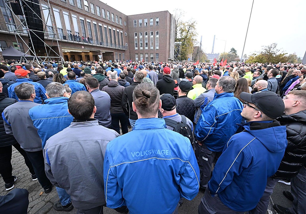Un grupo de trabajadores concentrados en un planta productiva en Alemania