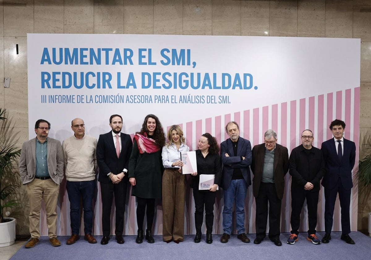 Comité de expertos del SMI junto a la vicepresidenta segunda, Yolanda Díaz.