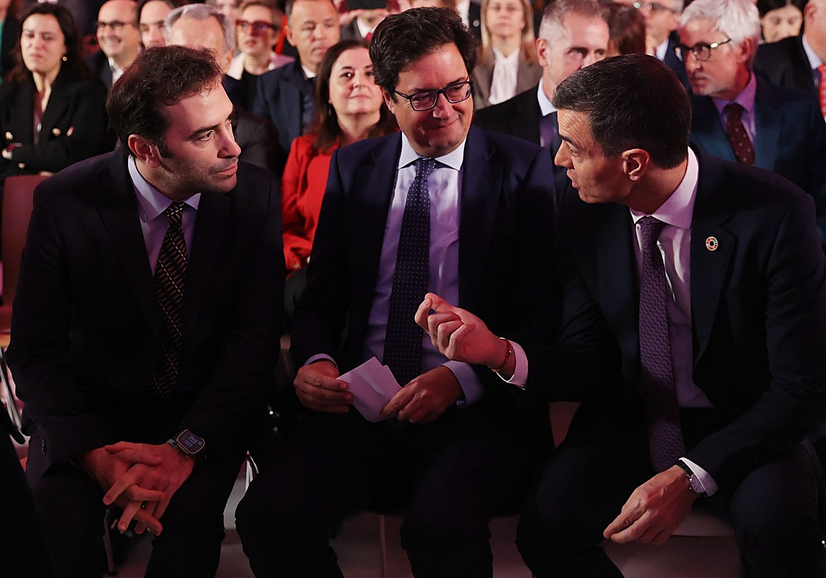 El presidente del Gobierno, Pedro Sánchez, clausura el acto de presentación del Observatorio de Derechos Digitales junto a los ministros Óscar López, Carlos Cuerpo y Ángel Víctor Torres