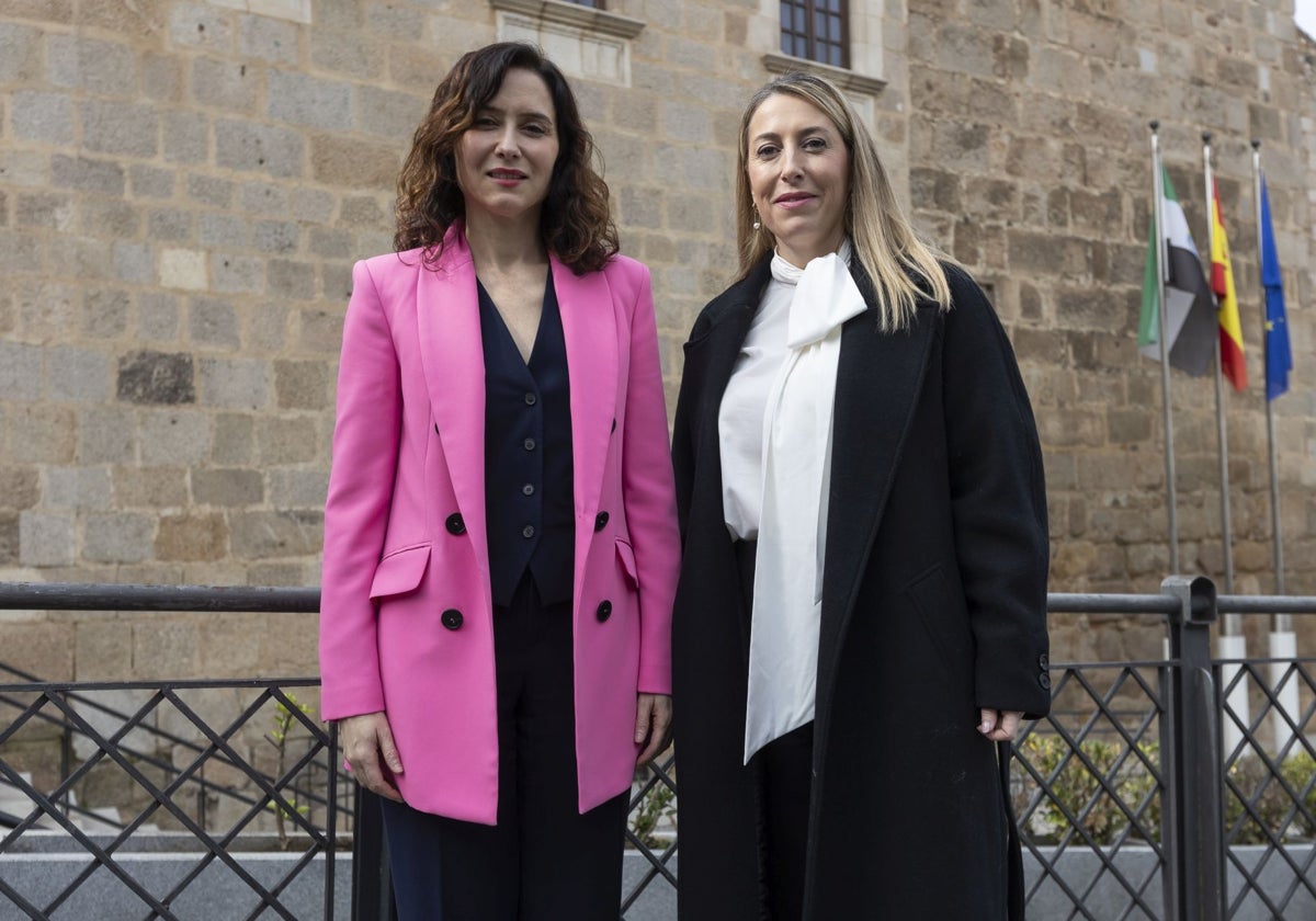La presidenta madrileña, Isabel Díaz Ayuso, y su homóloga extremeña, María Guardiola, durante un acto conjunto este lunes 24 de febrero