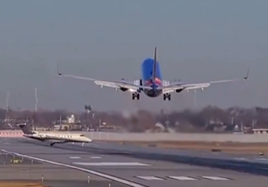 Un avión comercial aborta aterrizaje para evitar la colisión con un jet privado en Chicago