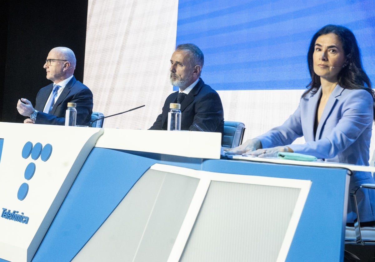 De izquierda a derecha, Ángel Vilá, el CEO de Telefónica; Marc Murtra, el presidente; y Laura Abasolo, la directora financiera