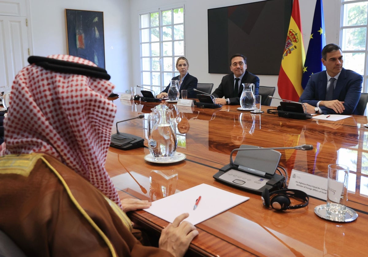 El presidente Pedro Sánchez preside la reunión con los ministros de Asuntos Exteriores del Comité ministerial árabe-islámico