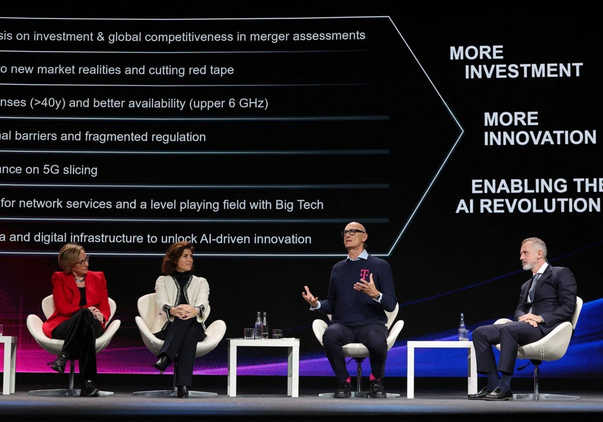 Margherita Della Valle (Vodafone), Christel Heydemann (Orange), Tim Hottges (Deutsche Telekom) y Marc Murtra (Telefonica), en el panel conjunto en el que participaron esta mañana en el MWC