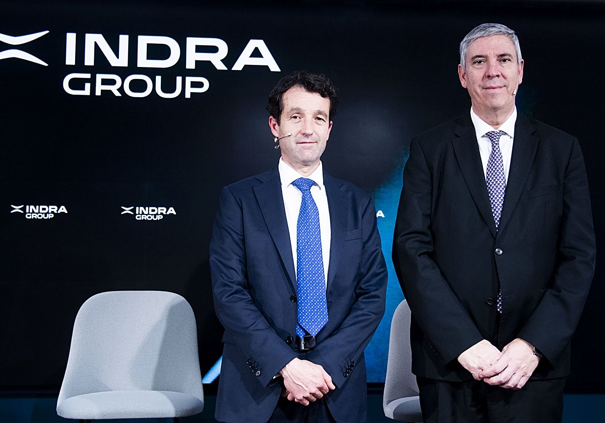 De izquierda a derecha, el presidente de Indra, Ángel Escribano, junto a su consejero delegado, José Vicente de los Mozos