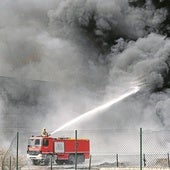 En la imagen de archivo, un devastador incendio en una fábrica de plásticos en Gerona