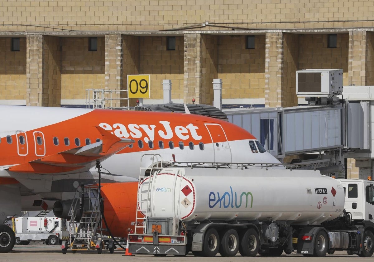 Avión de Easyjet repostando en el aeropuerto de Sevilla