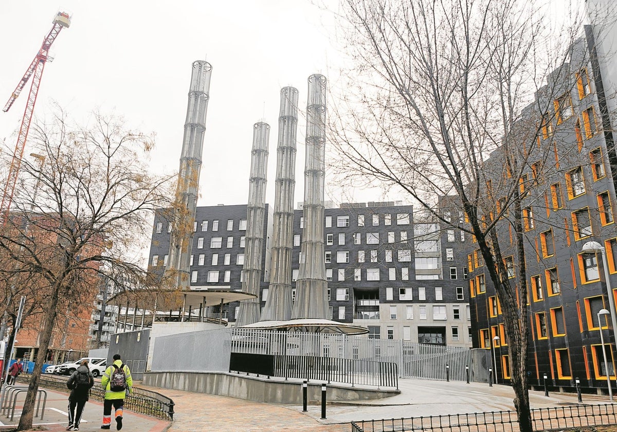 El barrio de San Diego, en el distrito madrileño de Puente de Vallecas, cuenta con una emblemática infraestructura que alberga una central térmica y un sistema de recogida neumática de residuos