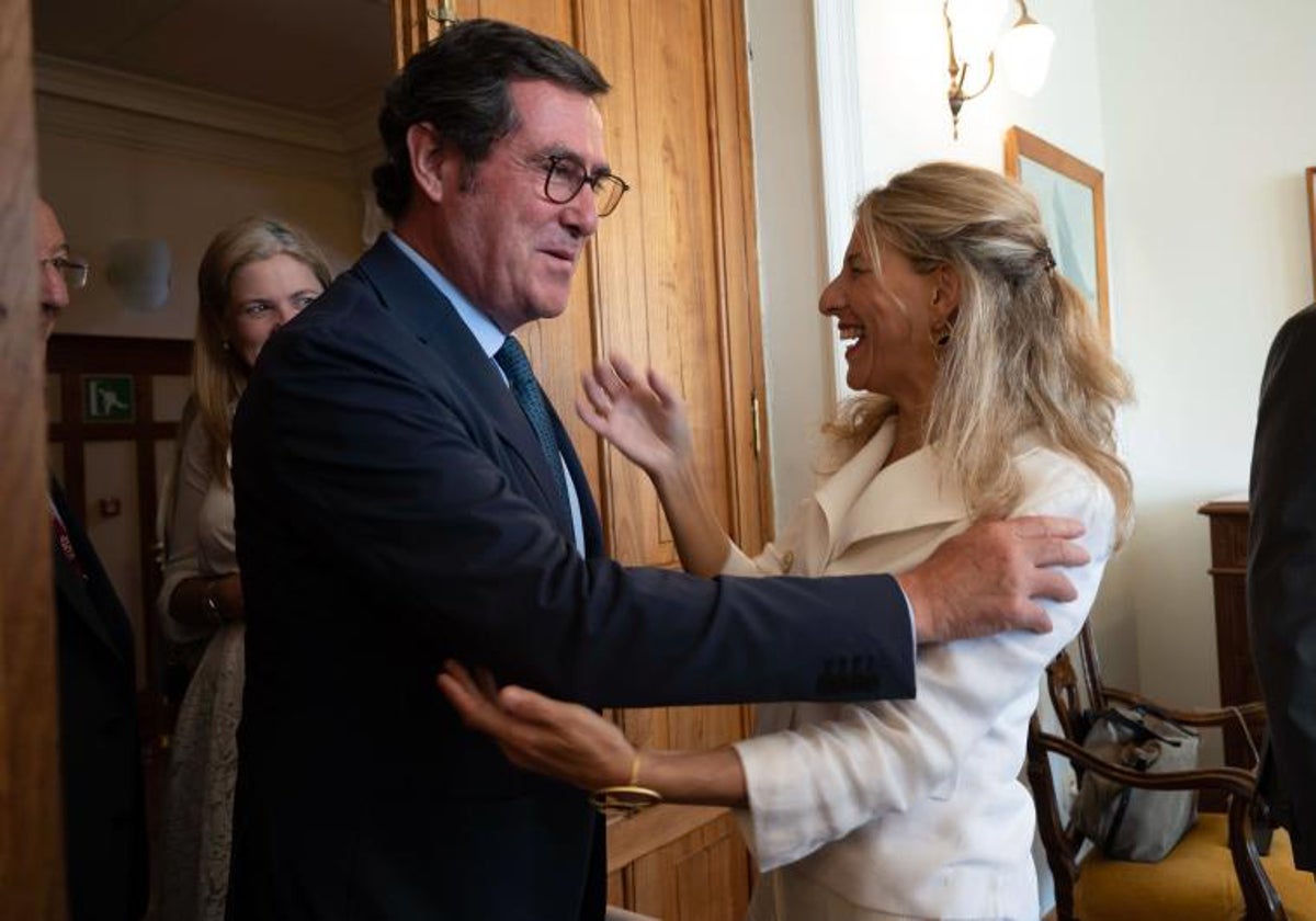 La vicepresidenta segunda y ministra de Trabajo, Yolanda Díaz. con el presidente de la patronal CEOE, Antonio Garamendi