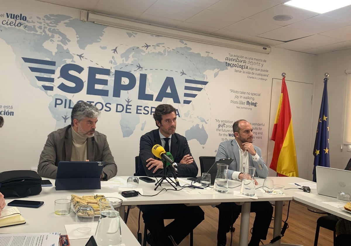 Ángel González, subdirector de Departamento Técnico de Sepla; Fernando Miragaya, presidente de Sepla; y Jorge Martínez Gray, secretario de la Mesa Rectora de Sepla